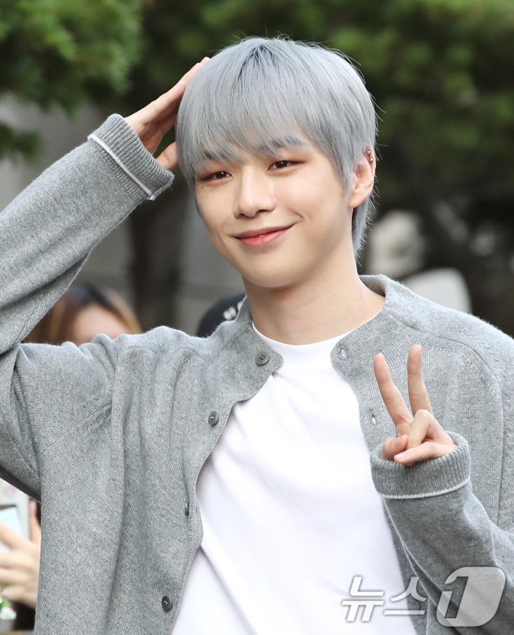 강다니엘 : 240927 생방송 <b>뮤직뱅크 출근길</b>
