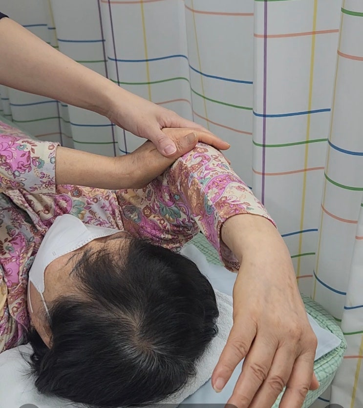  어깨통증운동 병원에서는 하라는데 아파서 못하고 있어요 어쩌죠?