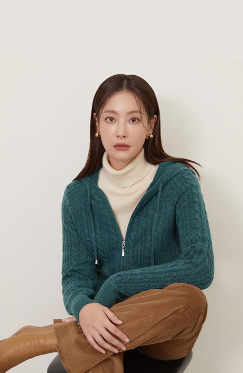  여자 가을 코디에 따뜻하면서도 세련된 후드 집업 타입의 패션 브랜드 조르쥬레쉬 니트 가디건 w. 오연서