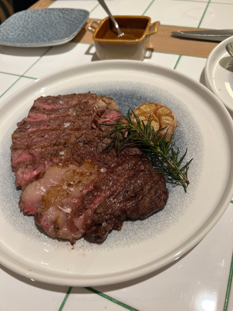  푸꾸옥 선셋타운 고기가 이븐하게 익은 스테이크 맛집 추천 - 마레(Mare)