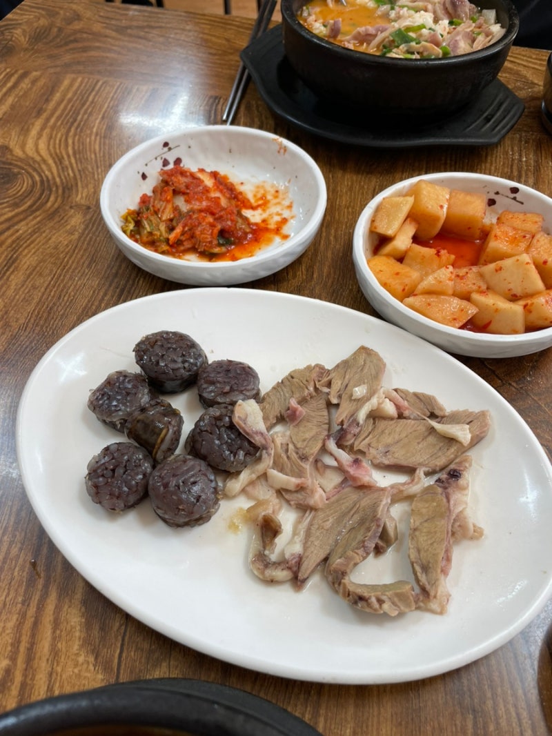 국밥시키면 순대 뽈살수육주는 집 국물이 진한 화봉옛날돼지국밥
