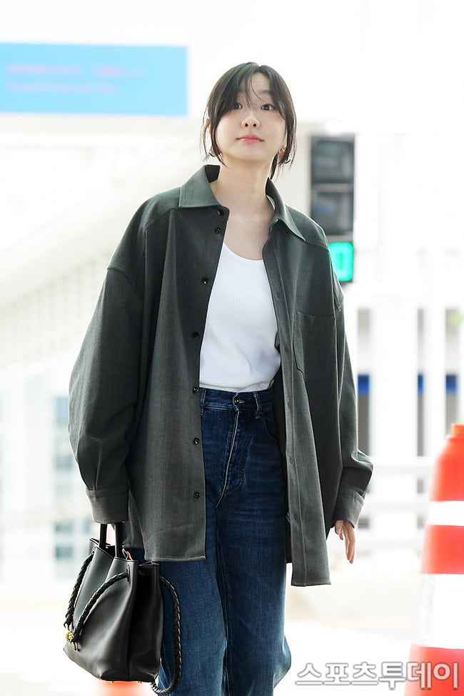  김다미 공항패션 캐주얼 드뮤어룩 추천! 보테가베네타 셔츠 & 이너 추천!