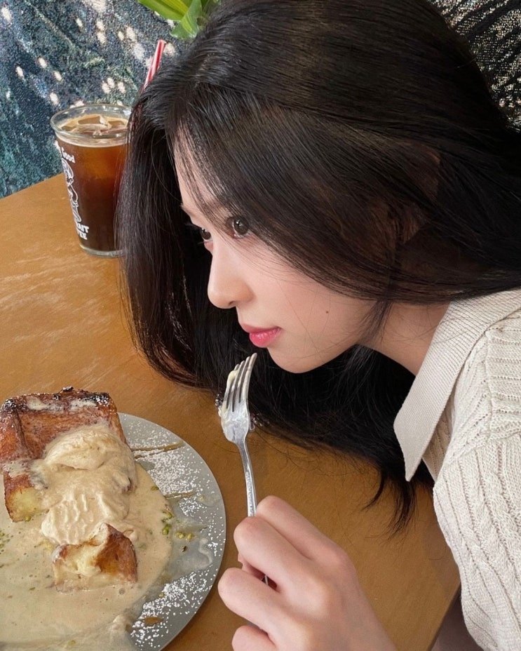  가을 여자 데일리룩에 깔끔함을 더할 패션 브랜드 키르시의 반팔 케이블 니트 원피스 코디 추천 w. 김민주
