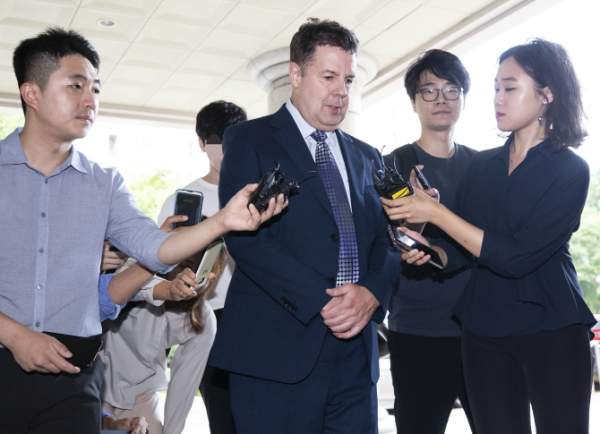 <b>로버트 할리</b>, 새로운 삶, "마약 파문 후 <b>희귀암</b> 판정, 아내와는... 