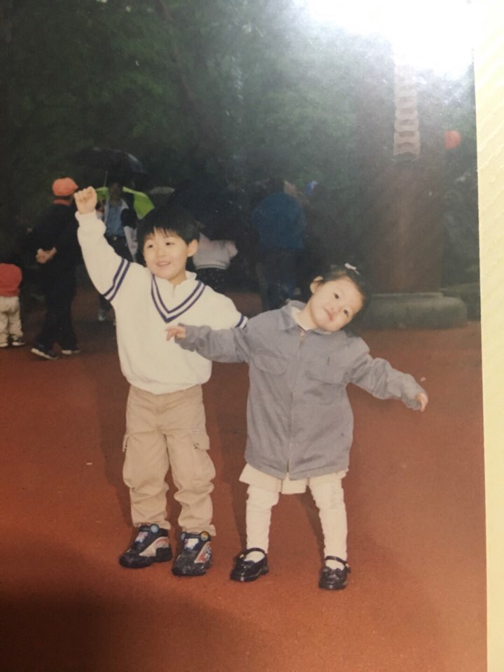  우리 어릴땐 제법 친했네?