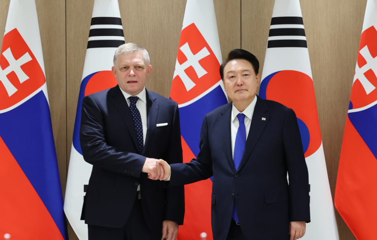 尹 "전략적 <b>동반자 관계</b> 수립" <b>슬로바키아</b> 총리 "원자력 협력... 