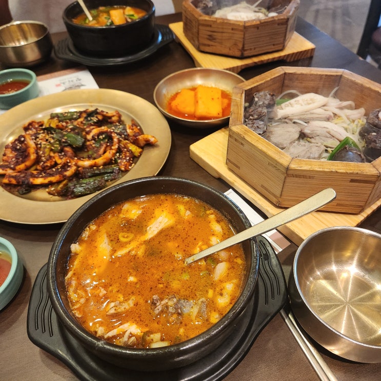  줄 서서 먹는 방이동 맛집 순대국이 일품인 '청와옥본점'