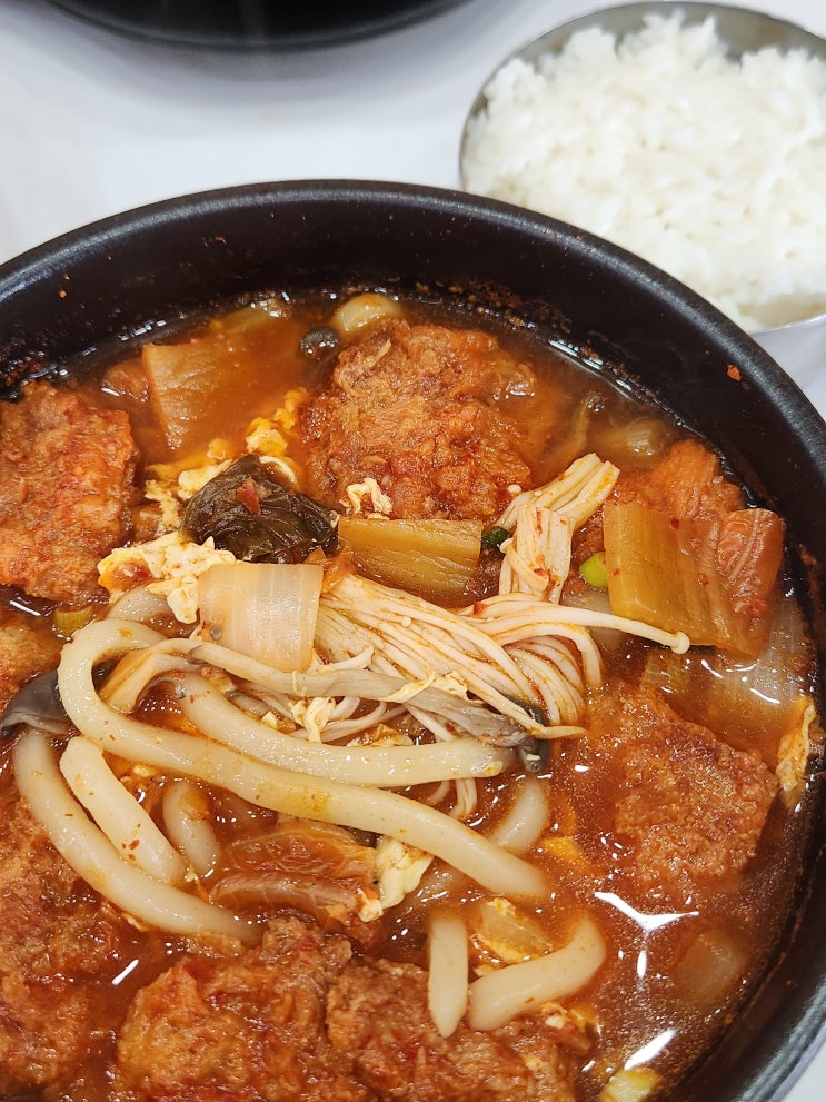  전주 송천동 맛집 [신포우리만두 송천용소점] 고기만두 돈까스김치나베 소고기뚝배기 후기