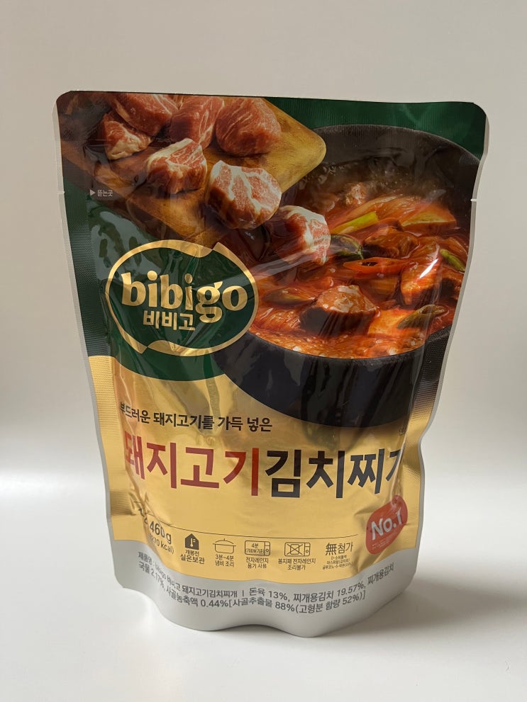  부드러운 돼지고기를 듬뿍 넣은 비비고 김치찌개