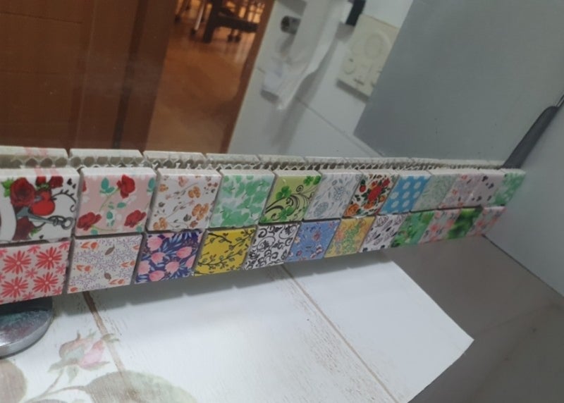 욕실 거울 테두리 시트지 대신 모자이크 타일 붙이기 리폼