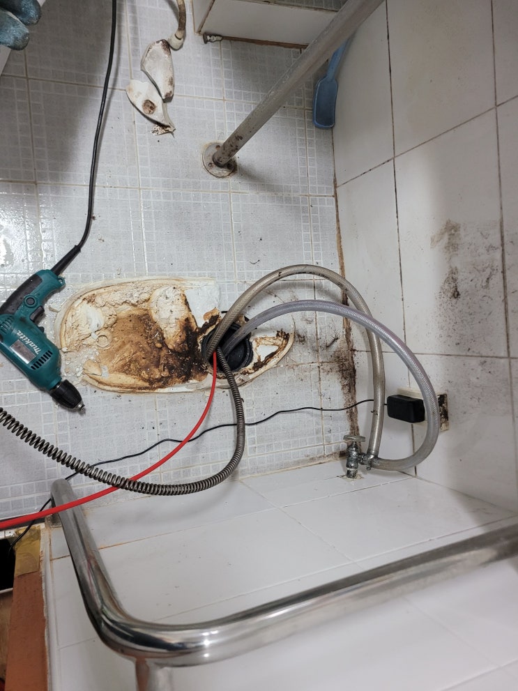  갑자기 화장실 변기 소리 심해지고 꿀렁꿀렁 거릴때 내시경 카메라 확인 잘 뚫는 곳