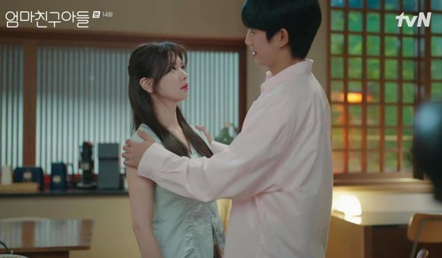 '비밀연애 발각' <b>정해인</b>... 너랑"…두번째 <b>프러포즈</b> (엄친아)... 
