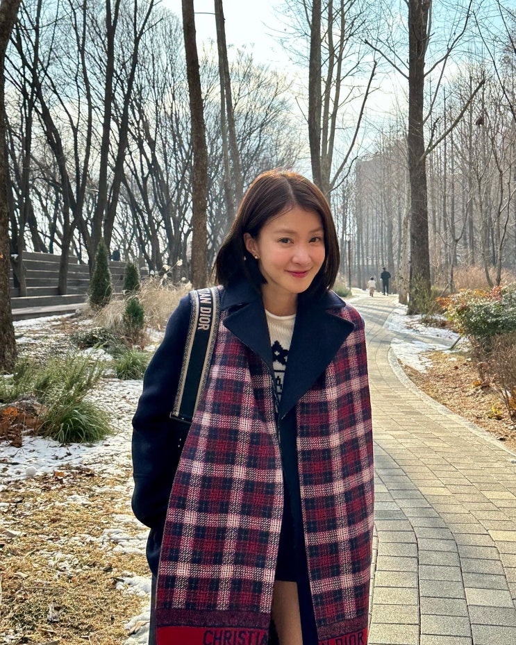 이시영이 착용한 크리스찬 디올 스카프 머플러 목도리 정보! 이시영이 착용한 크리스찬 디올 스카프 머플러 목도리 정보!