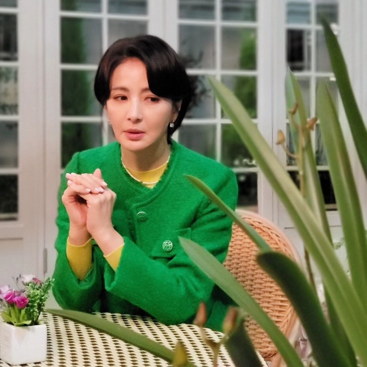  50대 중년 여성의 결혼식 하객 룩 패션으로 세련된 싱글 버튼 노카라 트위드 자켓 코디 추천
