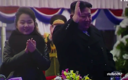 <b>김정은</b> 딸 김주애 팔짱 끼고 <b>공연</b>장 입장 <b>공연</b> 중 볼 뽀뽀... 