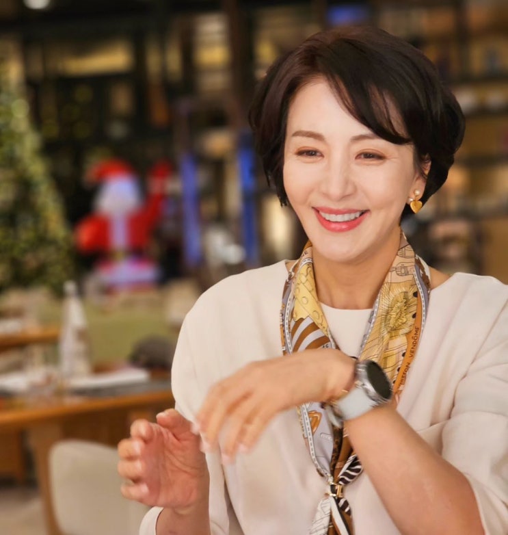  중년 여성의 페미닌한 고급스러운 데일리룩에도 잘 어울리는 가성비 여자 손목 시계로 갤럭시 스마트워치 추천 w. 윤해영