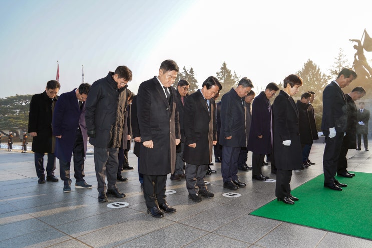 1일 배봉산 해맞이 행사 참석에 이어 국립<b>서울</b><b>현충원 참배</b>