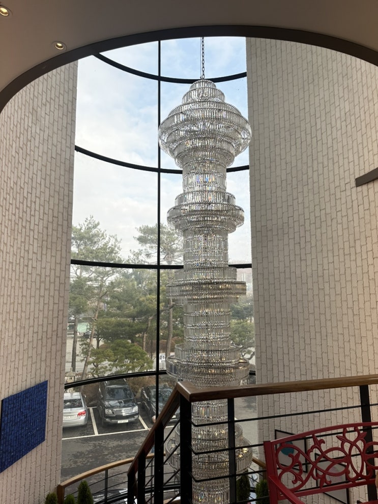  천안카페 크리스탈이 전시되어있는 성거오르엘크리스탈카페