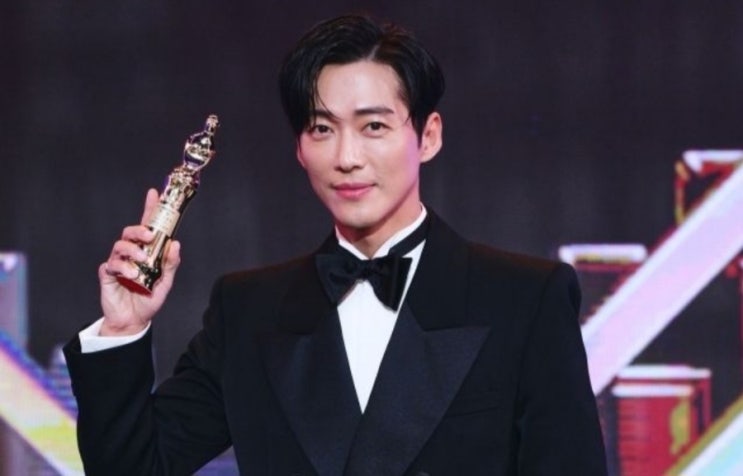 <연예가핫이슈> 역시 남궁민, 이변 없이 '대상' 수상 '연인' 9관왕 싹쓸이 <연예가핫이슈> 역시 남궁민, 이변 없이 '대상' 수상 '연인' 9관왕 싹쓸이