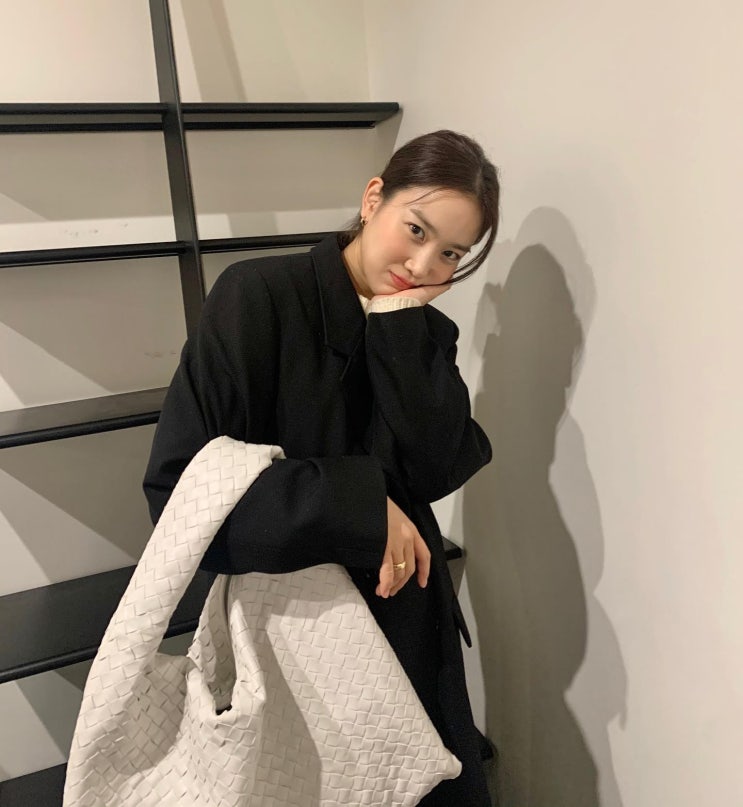 장희령이 착용한 보테가베네타 가방 정보 라지 홉 숄더백 함께 만나보기 장희령이 착용한 보테가베네타 가방 정보 라지 홉 숄더백 함께 만나보기