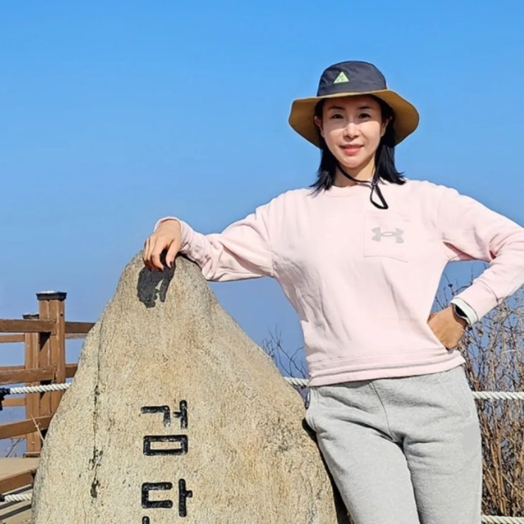  배우 한다감의 여자 등산 복 패션으로 기모와 플리스로 구성된 따뜻한 언더아머 맨투맨 스웻셔츠 코디