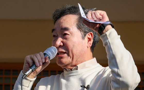 <b>이낙연</b>, <b>이재명</b> 겨냥해 "거짓말 정치 말자" 500명과 행주산성 행.