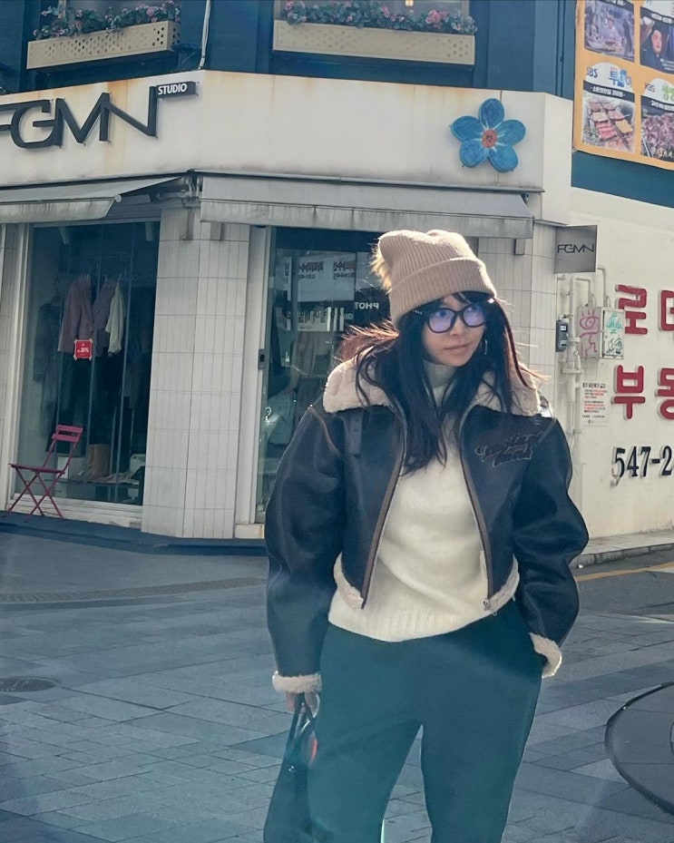  오늘 날씨 옷차림으로 배우 황신혜의 비건 레더로 구성된 크롭한 길이감의 여성 무스탕 자켓 추천