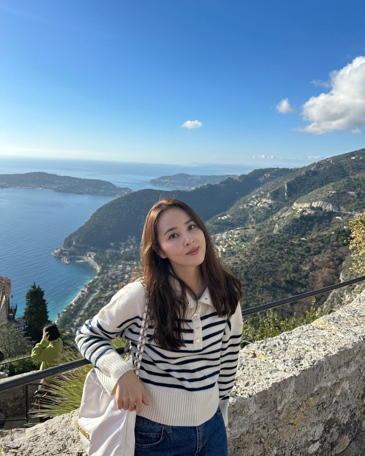 40대 배우 한혜진이 착용한 유럽 여행룩 패션 마쥬 스트라이프 티셔츠 여성 스웨터 니트 코디 40대 배우 한혜진이 착용한 유럽 여행룩 패션 마쥬 스트라이프 티셔츠 여성 스웨터 니트 코디