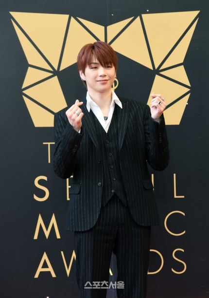 <b>서가대</b> 레드카펫에 등장한  강다니엘 (슈트핏 쩔어요)