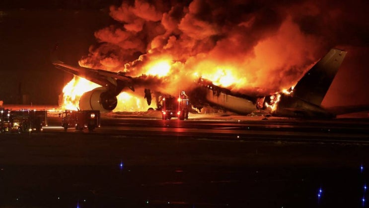[글로벌뉴스] 일본 하네다 공항에서 발생한 일본항공기 충돌 및 화재 사건, 전원 무사 대피하다!