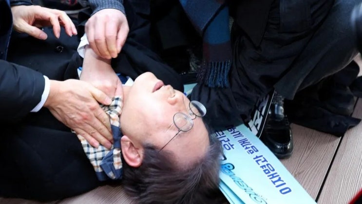 BBC 속보] 남한 야당 지도자 <b>이재명</b>, <b>부산</b> 방문 중 칼에 목... 
