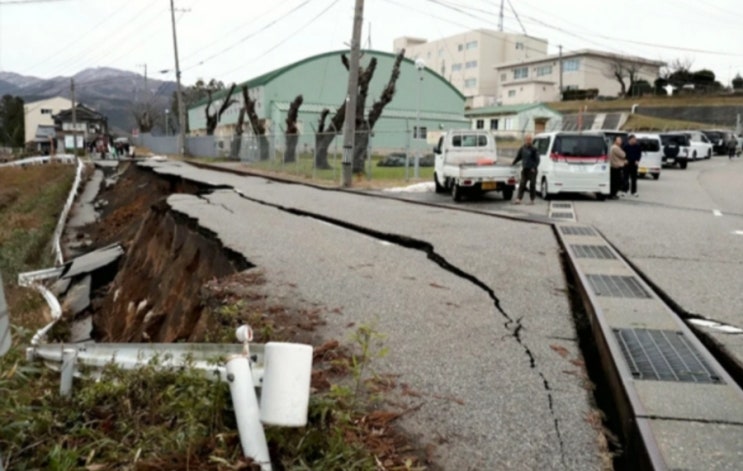 &lt;실시간 핫이슈&gt; "동일본 대지진 vs 이시카와현 7.4규모" 신칸센운행중단, 5m쓰나미 해일주의보, 시민들 대피중
