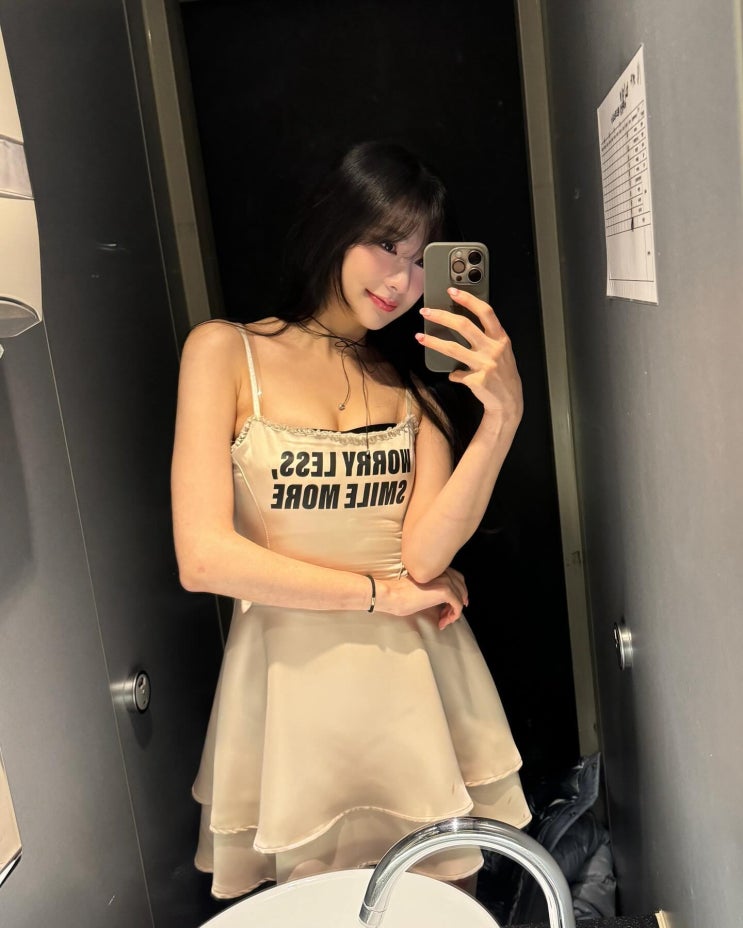 장원영 vs 오하영 착용 같은 옷 다른 느낌 어뮤즈 미니 화이트 원피스 정보 장원영 vs 오하영 착용 같은 옷 다른 느낌 어뮤즈 미니 화이트 원피스 정보
