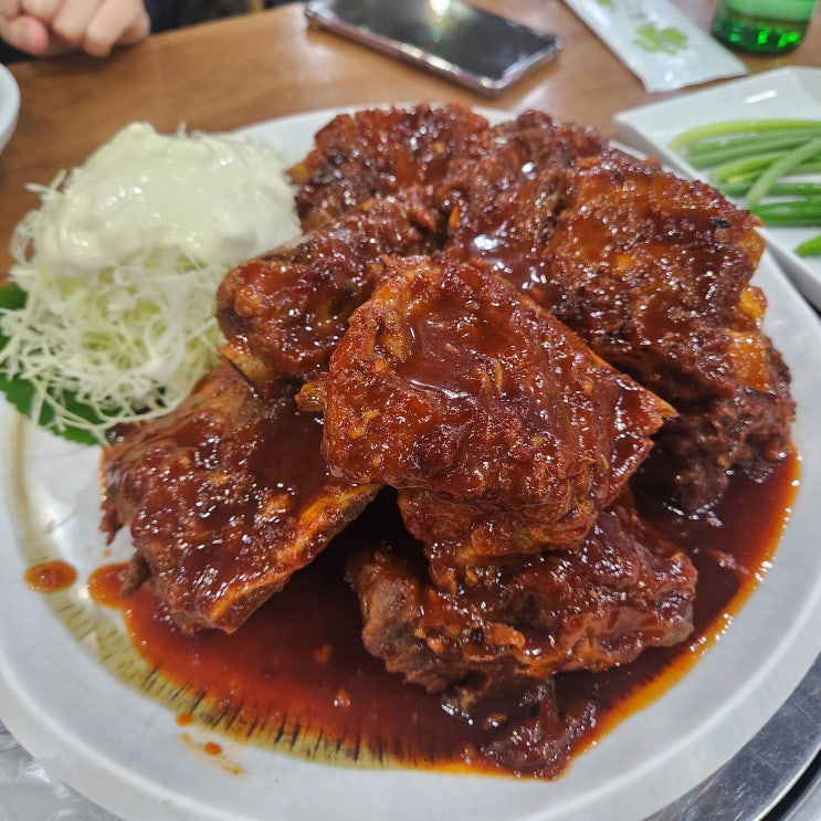  강남 역삼 24시간 맛집 매콤한 뼈숯불구이 '신동궁감자탕 역삼직영점'