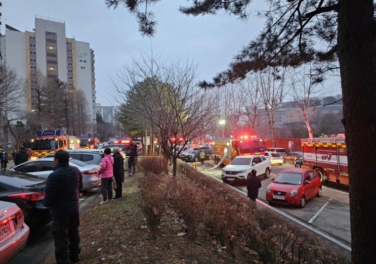 [<b>군포</b> 산본동]<b>아파트 9층</b>서 불…주민 2명 사망 진화작업중
