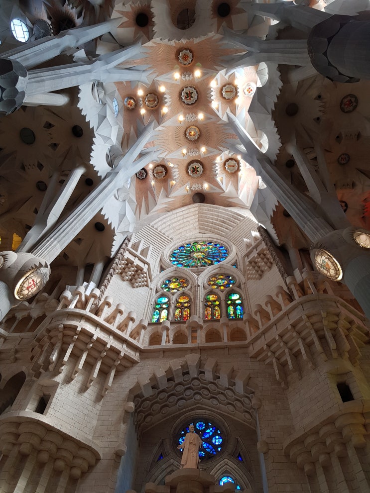 바르셀로나 사그라다 파밀리아 성당 내부모습
