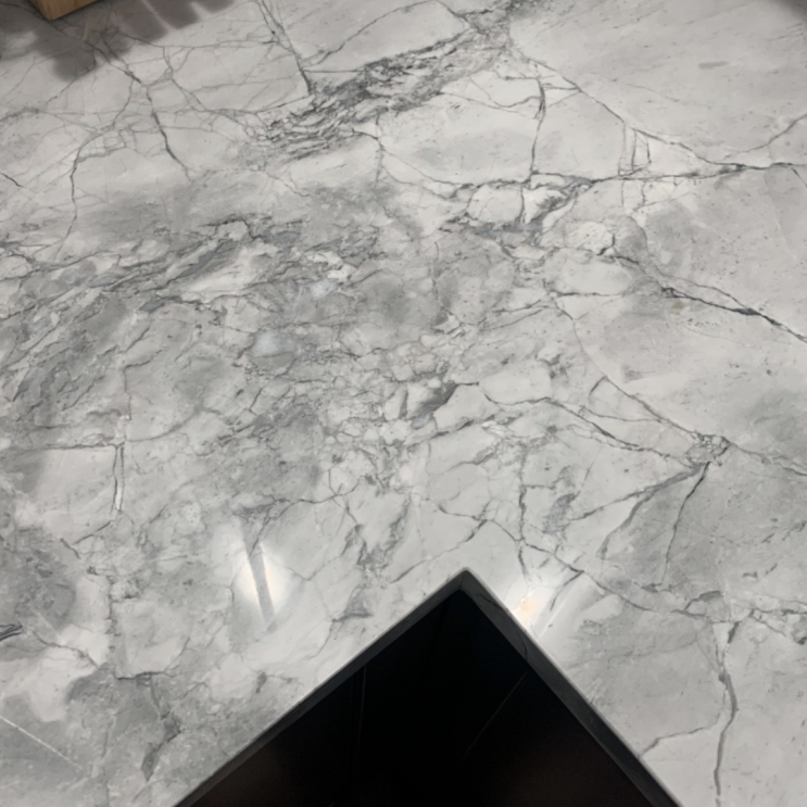  슈퍼화이트 돌로마이트(Super white dolomite), 브라질산 천연석재를 내부 마감재로 선택할 때.