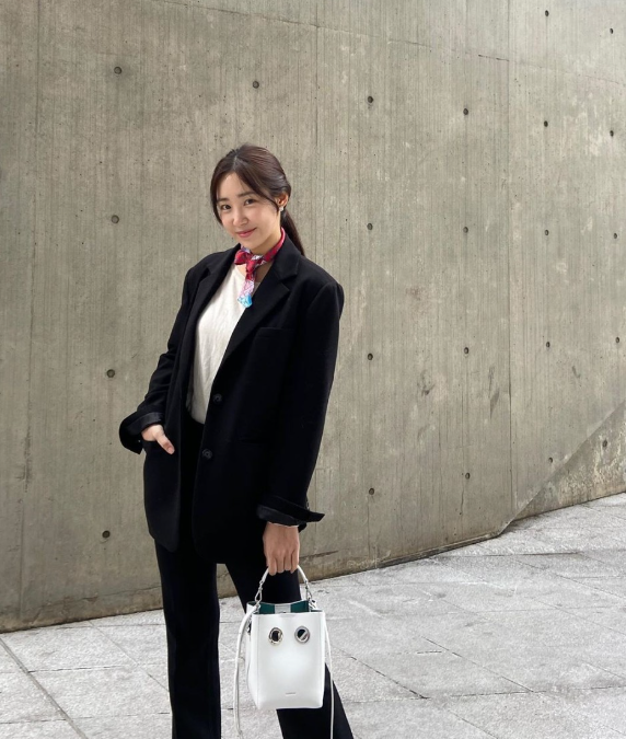  중저가 가격의 30대 여자 회사원의 데일리백으로 연예인 가방 브랜드 코이무이 버킷백 타입의 나나백 추천