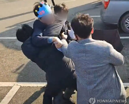 ‘<b>이재명 급습</b>’ <b>피의자</b>, 충남 거주 60대 남성… “죽이려... 
