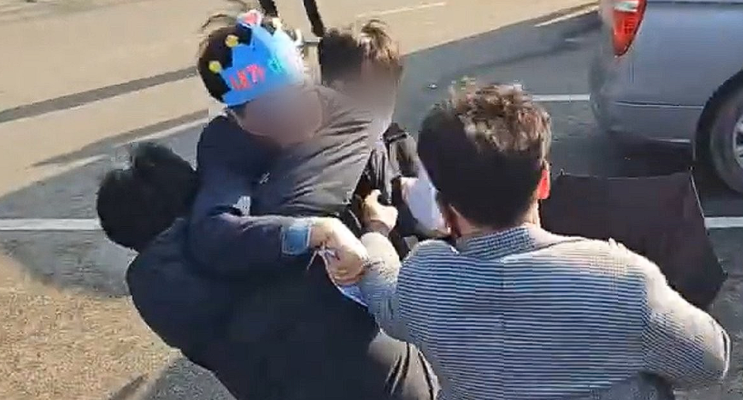 <b>이재명 대표</b>, <b>부산 방문</b> 중 흉기 습격 사건 발생: 정치적 폭력의... 