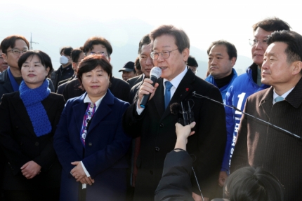 "응급환자 왜 서울까지" <b>이재명</b> 대표 <b>서울대병원</b> 이송 두고 논란