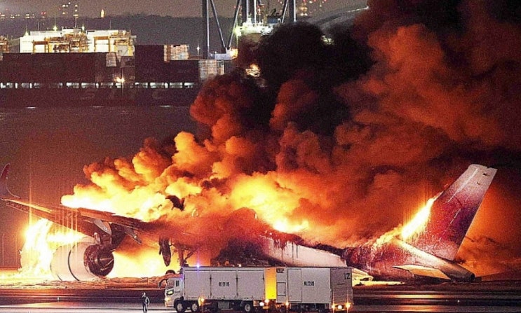 JAL <b>항공기</b> 화재”…탑승자 “승객 367명 전원 <b>탈출</b>”