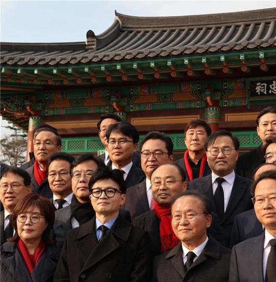 최병욱 예비<b>후보</b>, <b>한동훈</b> 비대위원장과 대구신암선열공원 참배