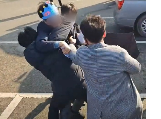<b>이재명</b> 급습 <b>피의자</b>  집∙사무실  <b>압수수색</b> 영장 발부...수사... 