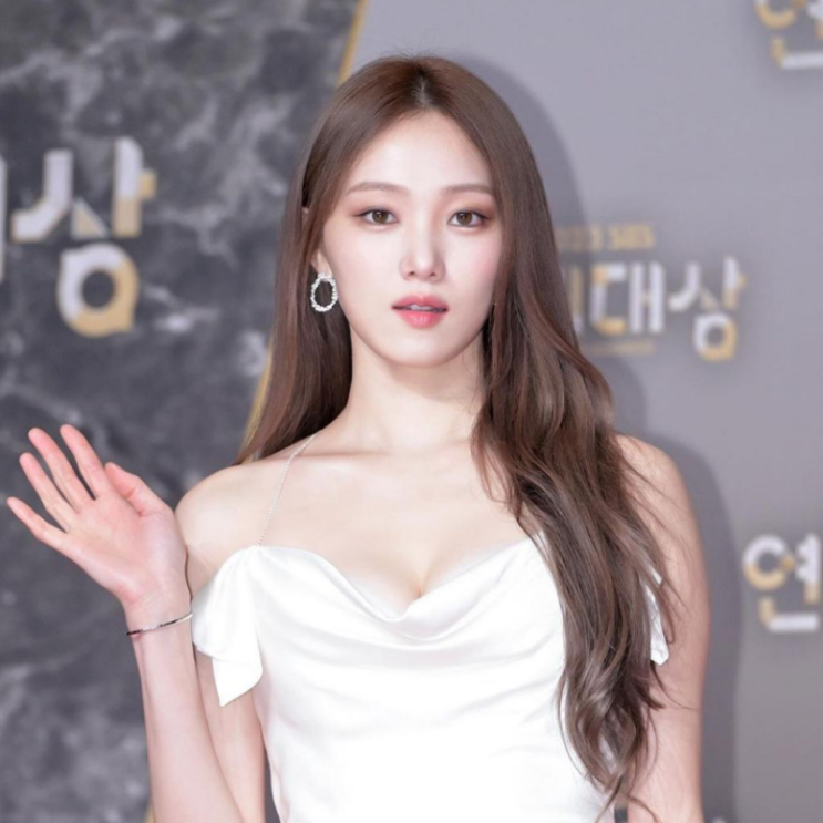  2023 SBS 연기대상 이성경 시상식 패션 드레스 구두 정보