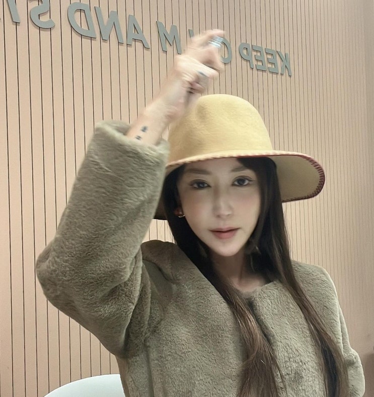 SES 슈의 우아한 40대 여성 아우터 패션으로 함께한 페이크 퍼 여자 숏 자켓 코디 추천