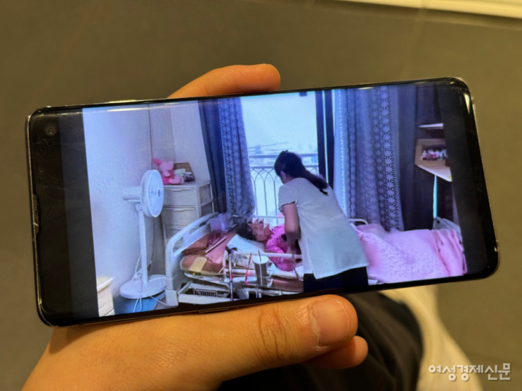 부모님 집에 설치한 '홈캠'···요양보호사에겐 '감시초소' 부모님 집에 설치한 '홈캠'···요양보호사에겐 '감시초소'