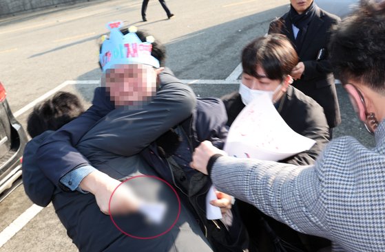"<b>이재명</b> 피습 직전 <b>피의자</b> 얼굴 봤는데…" 생중계 유튜버 놀란... 