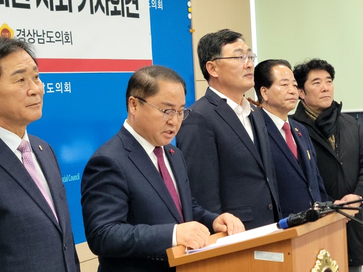  '제12대 경남도의원 박춘덕(창원15)국회의원 출마를 위한 도의원 사퇴 기자회견 문' 진해국회의원예비후보 진해롯데시네마 선거 사무실 개소하였습니다.