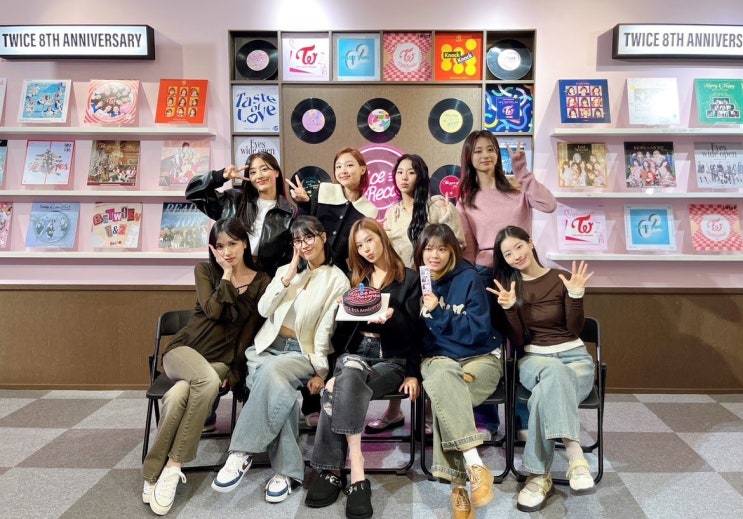 "<b>트와이스</b>, <b>청춘</b>을 담은 미니 13집 <With YOU-th>로 2월 컴백... 